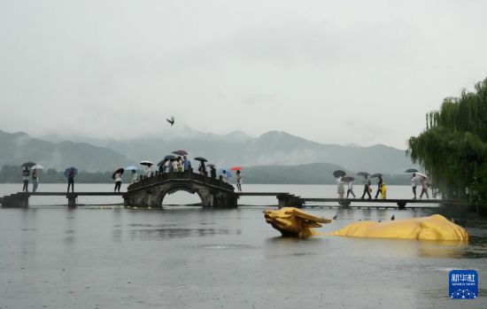 “杭州西湖日” 雨中游西湖