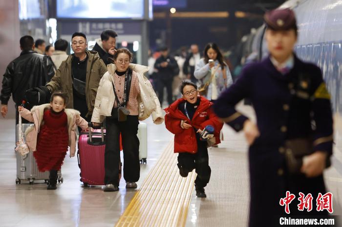 夜间高铁全力守护旅客安全归乡路